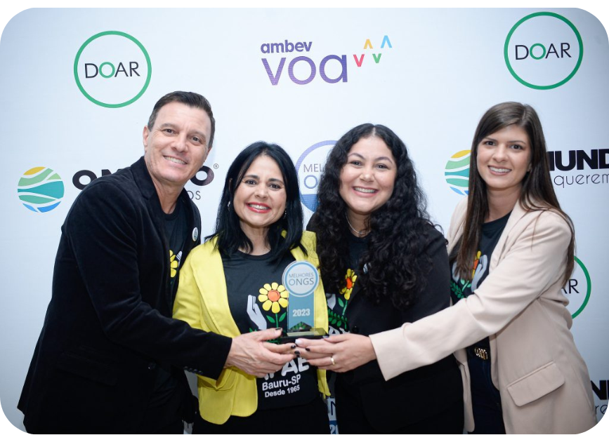 Quatro pessoas segurando um troféu