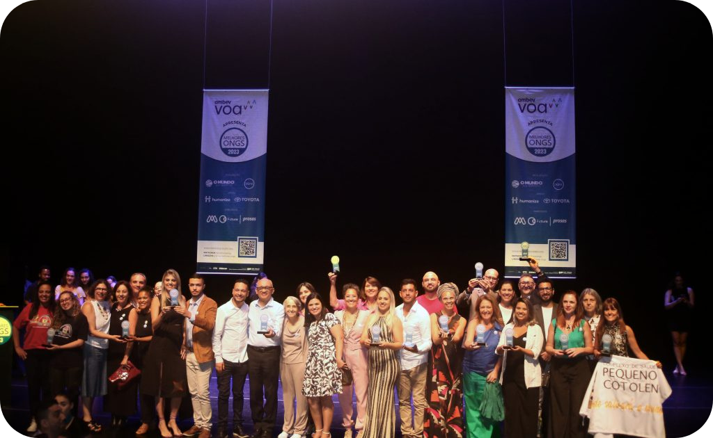 Muitas pessoas em um palco comemorando
