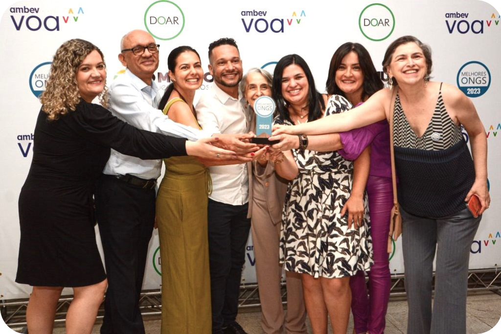 Várias pessoas segurando um troféu